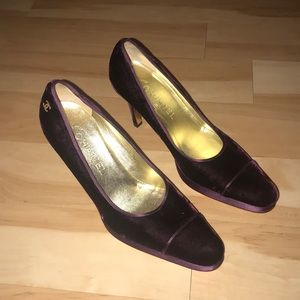 Chanel velvet pumps. Size 37.5. Very minimal wear!